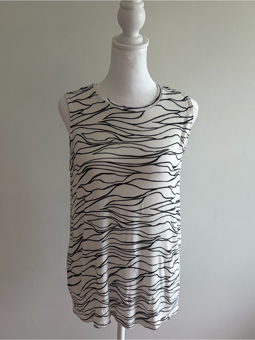 Nine West Black & White Abstract Wave Tank